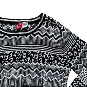 Divided cropped women’s sweater size L